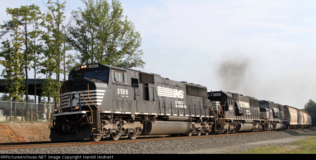 NS 2589 leads an all-EMD lashup towards Hilltop